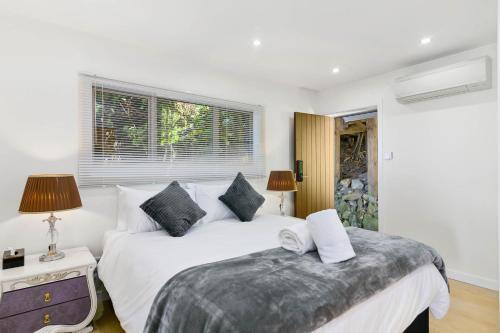 Villa Luxury Lakeside Retreat