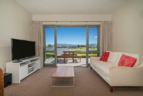 Apartamento Matarangi Lakeside Gem - Golfers Dream!