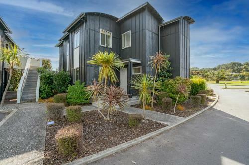 Apartamento Matarangi Lakeside Gem - Golfers Dream!