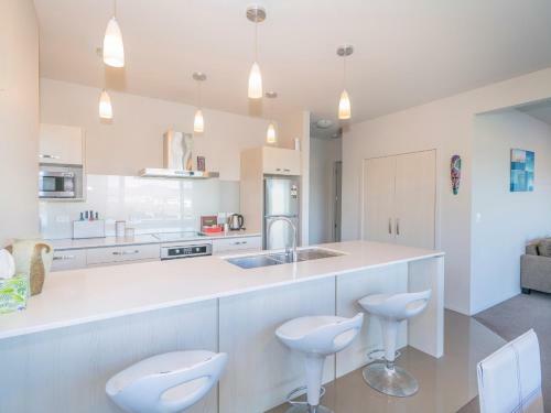 Matarangi Villa On Golf Course - Matarangi Holiday Home