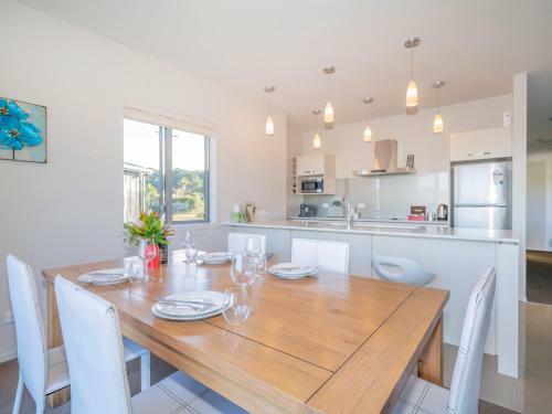 Matarangi Villa On Golf Course - Matarangi Holiday Home