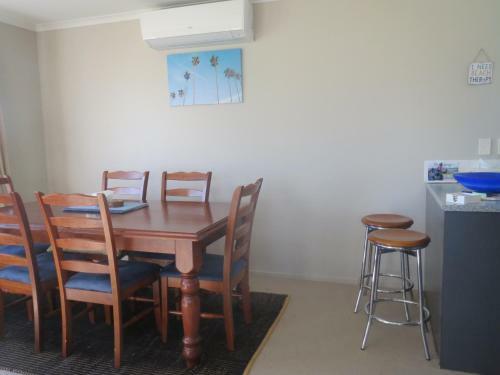 Hosts On The Coast Harbour Views