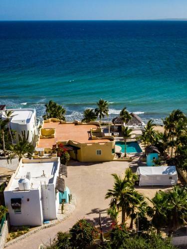 Beautiful Beachfront House With Pool 2br/2ba