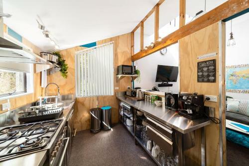 Central, Modern Loft Style Home - 2 Min Walk From Town