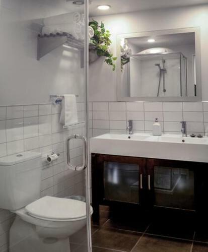 Central, Modern Loft Style Home - 2 Min Walk From Town