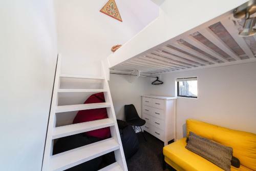 16 Guests In Cbd. No Hills. No Taxis. Unique!