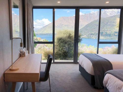 Luxury Lakeside Home With Remarkable View