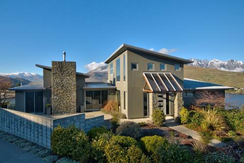 Luxury Lakeside Home With Remarkable View