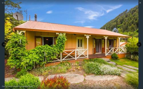 Central Peach - Queenstown Holiday Home