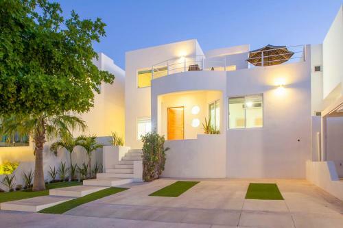 Private Rooftop Pool Home With Ocean Views & Good Wi-fi