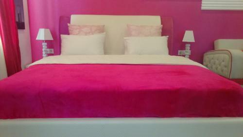 Pink Apartment Near Airport
