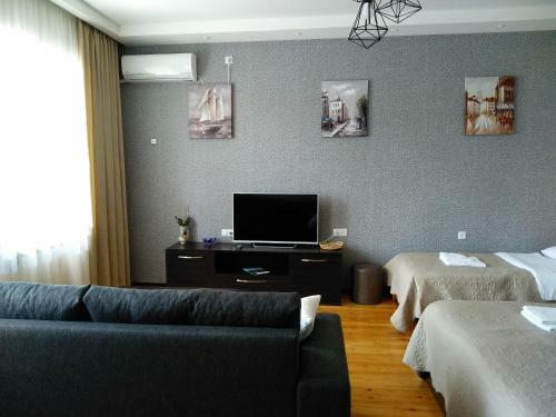 Old City Lg Apartment