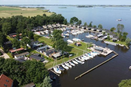 Modern Tiny House Op Rustig Watersportpark
