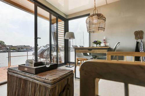 Luxe Houseboat Skoft