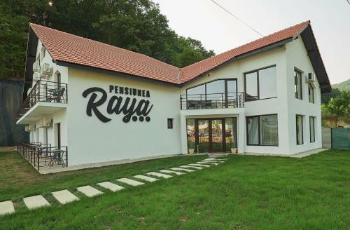Hostal Pensiunea Raya
