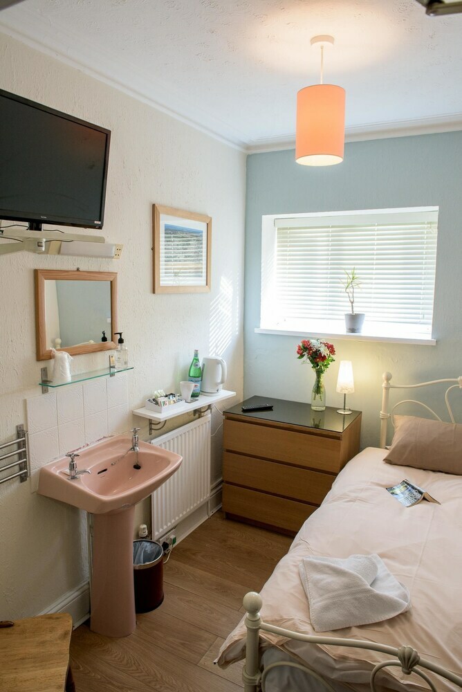 Hostal Leonardos Guest House
