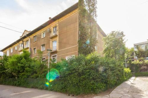 Spacious And Quiet 2 Bedroom Apartment