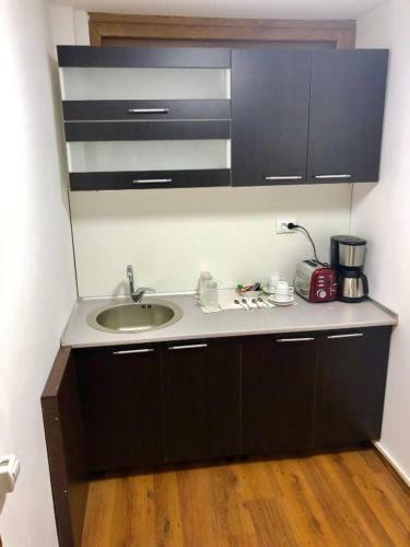 Athos Apartments & Budget Hotel