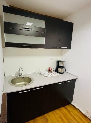 Athos Apartments & Budget Hotel