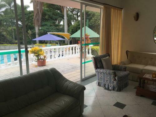Hermosa Villa - Piscina - Jacuzzi - Jardines