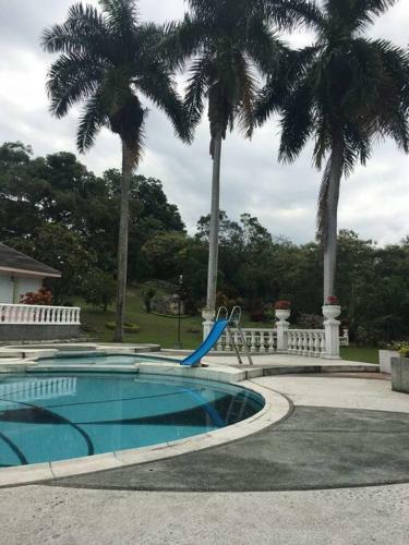 Hermosa Villa - Piscina - Jacuzzi - Jardines