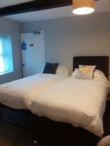 Hostal Crossroads House