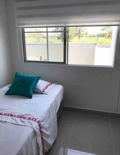 Modern & Peaceful Townhouse 15 Min From The City!!