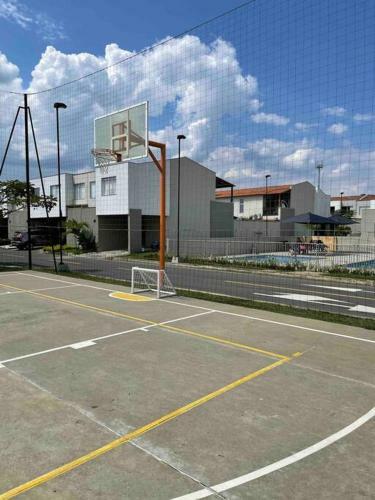 Modern & Peaceful Townhouse 15 Min From The City!!