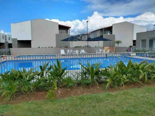 Modern & Peaceful Townhouse 15 Min From The City!!