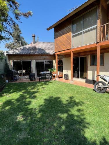Amplia Casa Amoblada de 2 Pisos Con Jard�n.