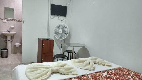 Hostal Hospedaje Cerca Al Estadio Y La 70