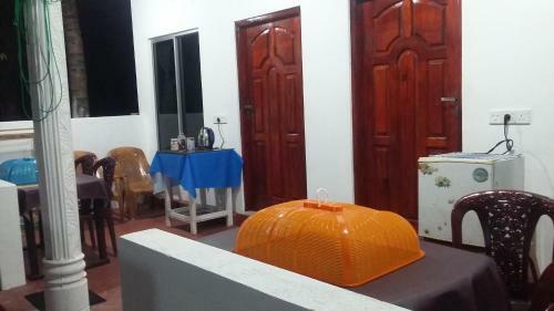 Hostal Oceanic White House