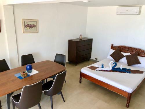 Hotel Sunset Cove Beach & Dive Resort