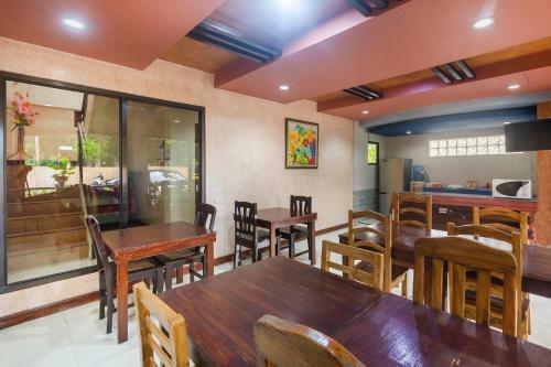 Hotel Oyo 426 Coco Grove Tourist Inn