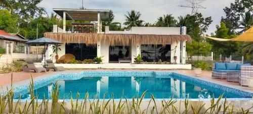 Luxe Bohemian Villa In Poblacion, Santander, Cebu
