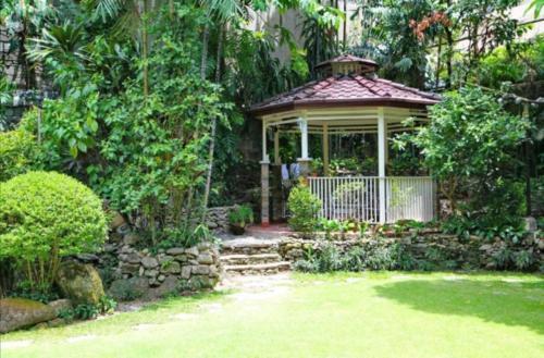 Bed & Breakfast Manila Lux Villa