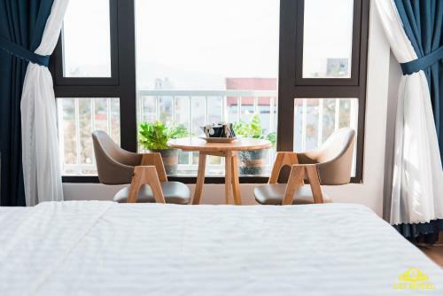 Kh�ch S?n Nh?n L� Lys Hotel
