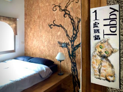 Hostal Shadow House