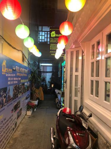 Full House Hostel