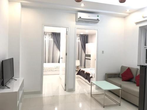 Smiley Apartment 8