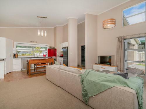 Breezy Daze - Cooks Beach Holiday Home