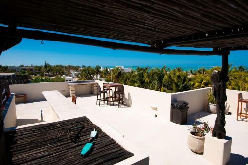 Spacious And Private Retreat 1 Block From The Beach In Progreso East