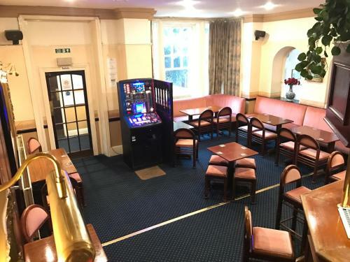Hostal Churchills Hotel