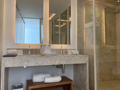 Sublime Oceanfront Viceroy 2bd Condo
