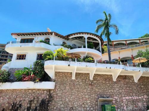 Elegant Small Hillside Villa With Ocean Views