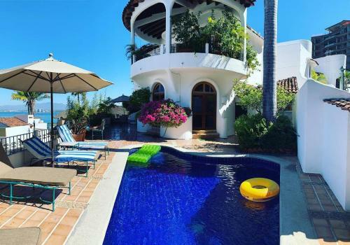 Elegant Small Hillside Villa With Ocean Views