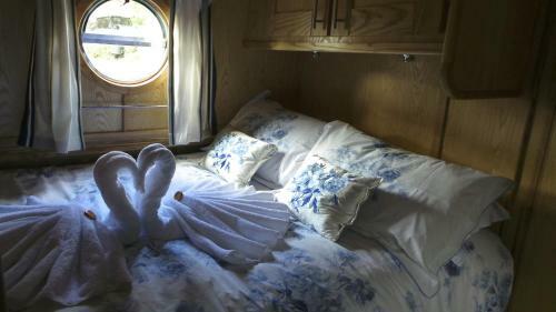 Houseboat Hotels