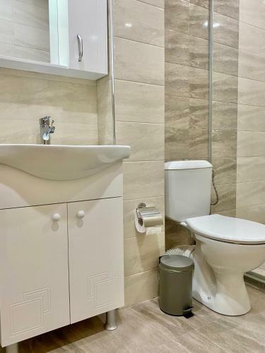 Top Location Apartment With 2bath & Parking For 6 Guests