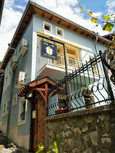 Hostal Base Camp Guesthouse