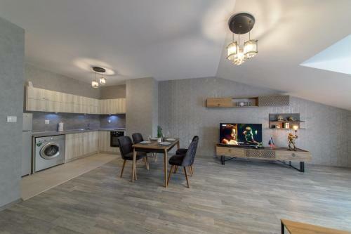 Luxury 2-bedroom Apartment By Studenets Center